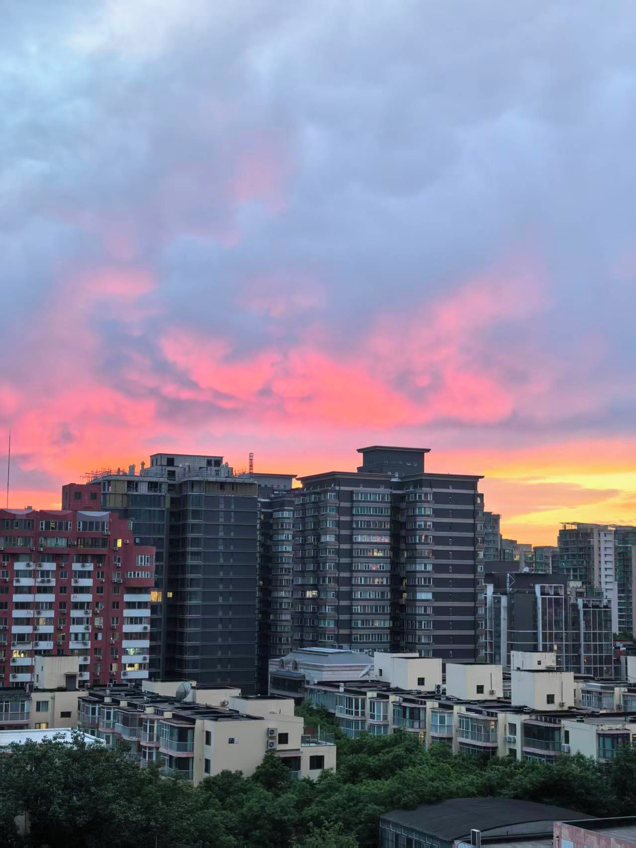 Un paisaje urbano con varios rascacielos al atardecer.