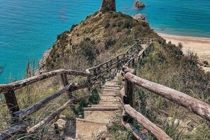 A wooden staircase leading down to a beach. - VACATION HOME in CILENTO, ASCEA - ITALO & SILVIO (Campania)