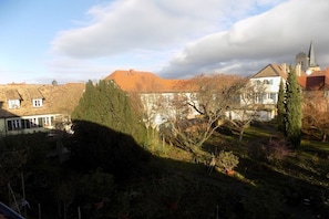 A residential area with houses, a church, and a hill in the background. - Holiday apartment with 1 bedroom (Freinsheim)