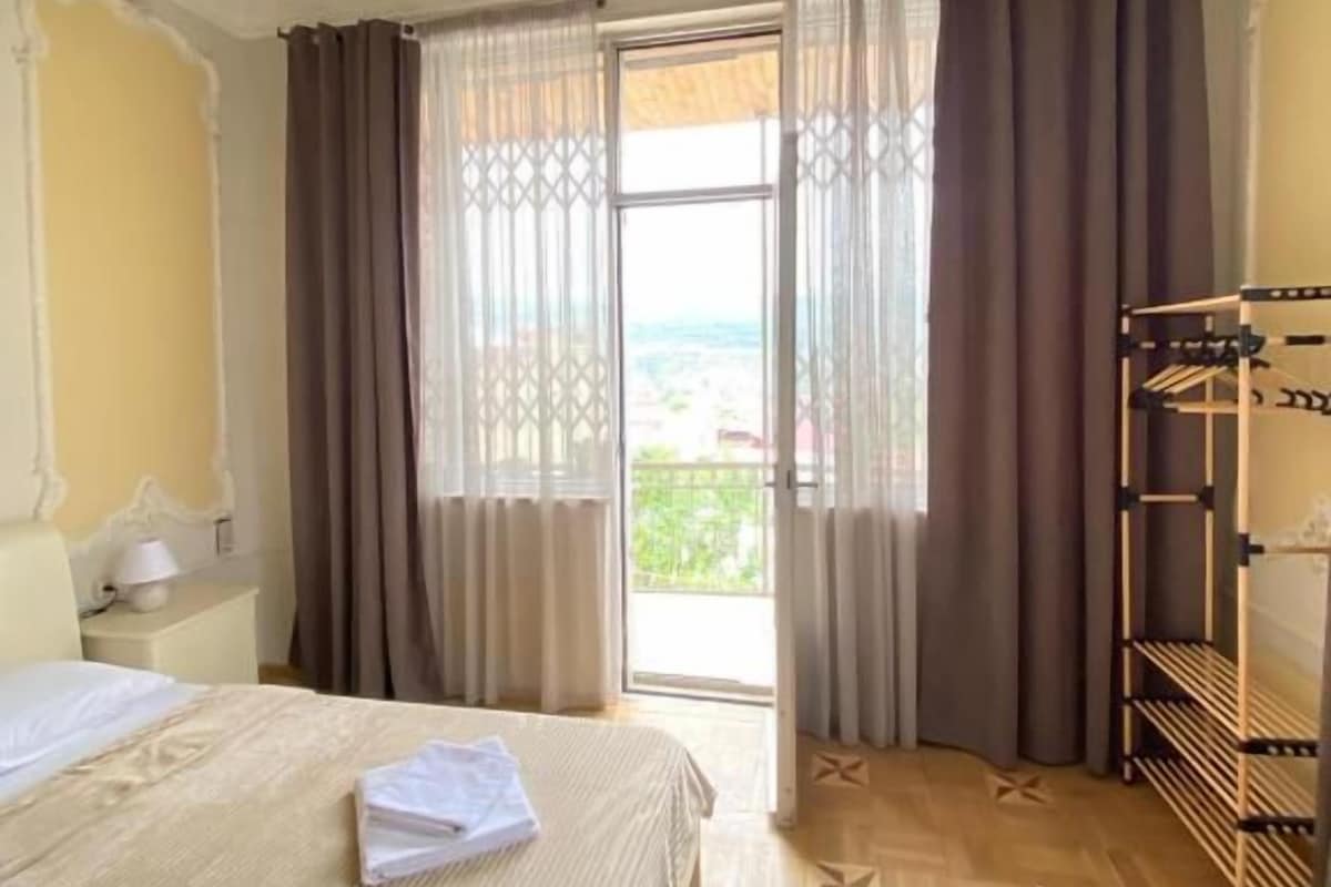 Doppelzimmer, Balkon, Blick auf den Innenhof | Bügeleisen/Bügelbrett, kostenloses WLAN