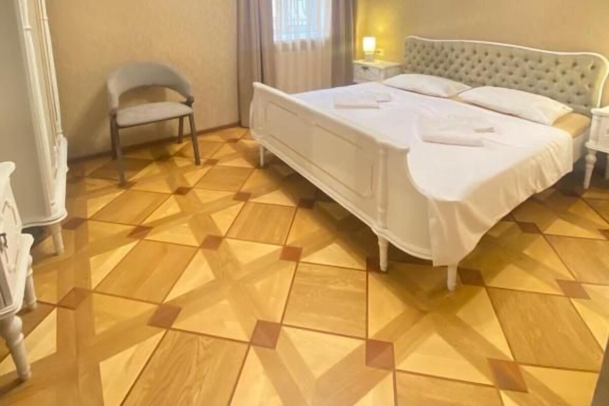 Doppelzimmer, Blick auf den Innenhof | Bügeleisen/Bügelbrett, kostenloses WLAN