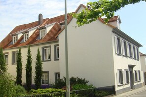 A two-story building with a white facade and red-tiled roof. - Holiday apartment with 3 bedrooms (Freinsheim)