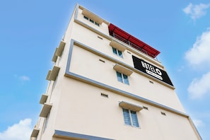 A hotel building with a sign indicating it is serviced by Agoda. - Hotel O Bidarahalli Main Road (Bangalore)