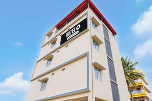 Un edificio de hotel con un letrero que indica que cuenta con servicios OYO.