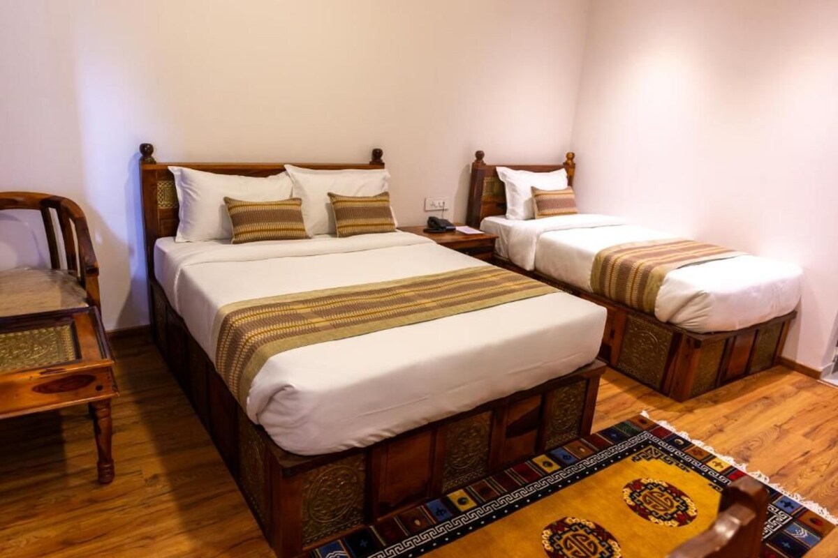 Deluxe-Zweibettzimmer, Stadtblick | Zimmersafe, Schreibtisch, Verdunkelungsvorhänge, kostenloses WLAN