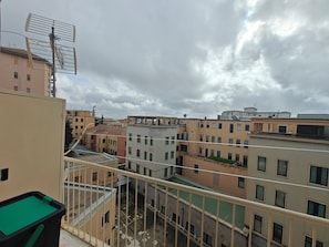 Un edificio residencial de varios pisos con balcones y vistas al cielo.