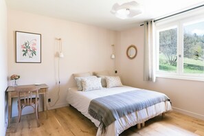 A bedroom with a bed, bedside table, and a desk. - Marion's Chalet, surrounded by nature, 15 minutes from Chamonix (Vallorcine)