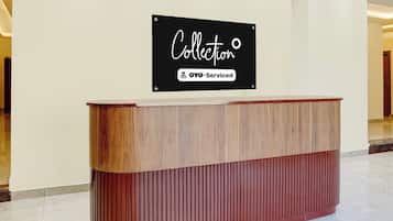 Un mostrador de recepción con un cartel que dice 'Collection' y 'YO-Serviced'.