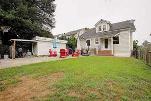 A residential property with a covered patio, outdoor seating, and a well-maintained lawn. - Spa Creek Cottage – Walk to Downtown Annapolis (Annapolis)
