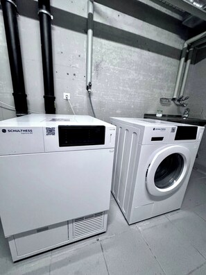 Two SCHULTHESS Superforte 888 washing machines in a commercial setting. - Les 5 Sapins - Ski-in/Ski-out - Haute-Nendaz• 4 Vallées - Gondola 80m (Nendaz)