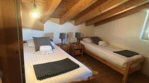 A room with two beds, each with a pillow and a blanket, and two bedside lamps. - Les 5 Sapins - Ski-in/Ski-out - Haute-Nendaz• 4 Vallées - Gondola 80m (Nendaz)