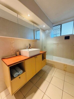 Unclassified image, 3 of 10, button - Soho Waves -  Stylish 1 bedroom apartment -minutes from beach and cafes! (Broadbeach)