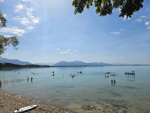 A lake with clear water, surrounded by mountains and trees. - Vacation rental with a terrace, living room/bedroom, 32 m² (Inzell)