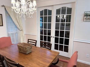 Unclassified image, 3 of 27, button - Spacious Lakewood Retreat Conveniently Located (Atlanta)