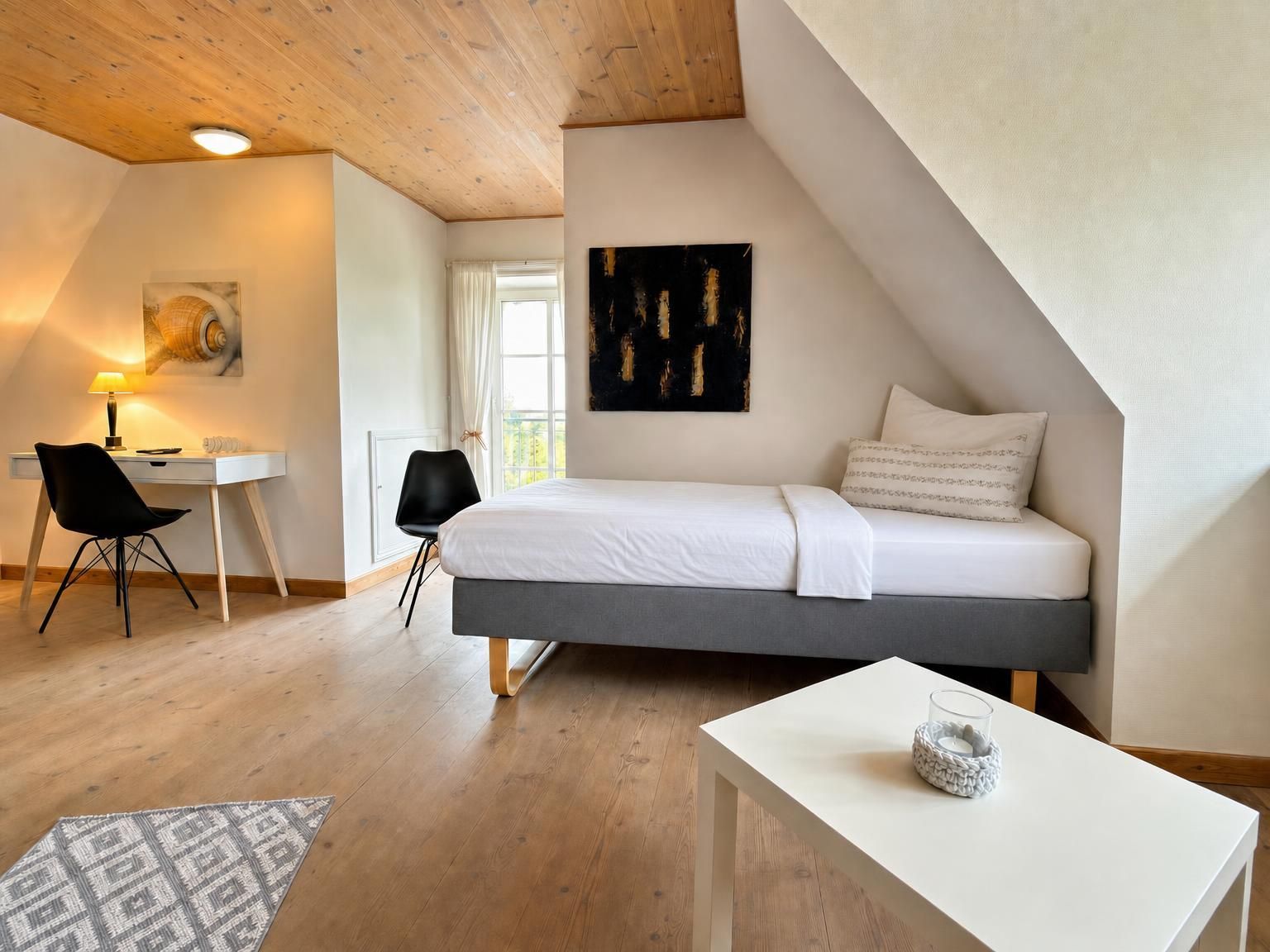 Ein modernes Schlafzimmer mit Schlafkoje, Schreibtisch und Stuhl.