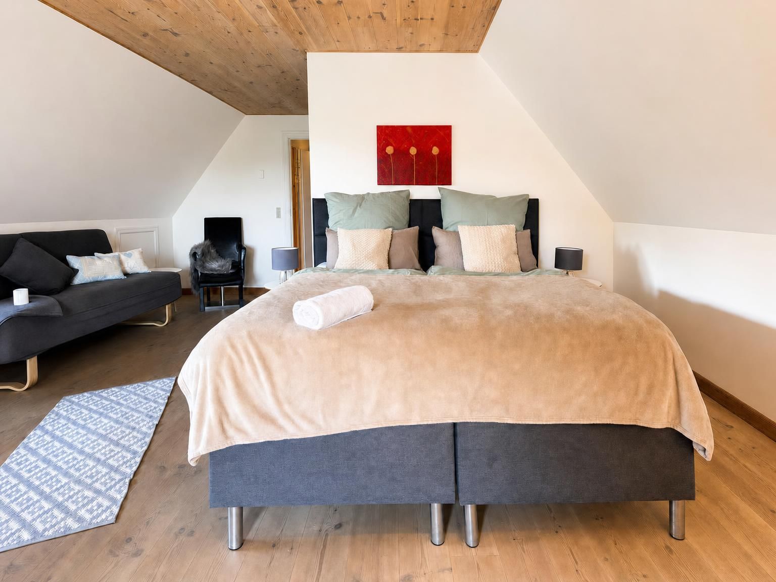 Doppelbett mit frischer Bettwäsche