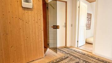 Glastür der Sauna mit digitaler Steuerung