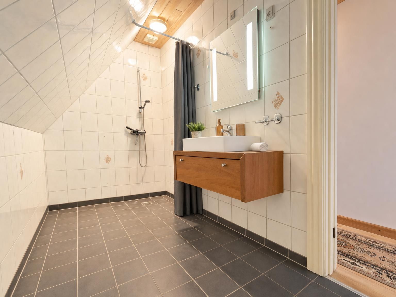 Badezimmer mit ebenerdiger Dusche