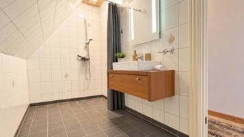 Badezimmer mit ebenerdiger Dusche