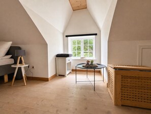 Schlafzimmer mit Fenster zur Marsch - Hyggehus Reetbest – Thatched-Roof Apartment with Dog Garden, Marshland Setting (Rudbøl)