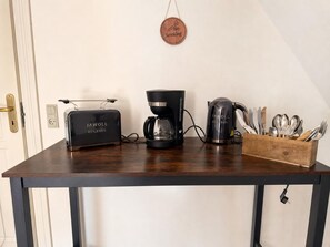 Kaffeemaschine, Wasserkocher und Toaster - Hyggehus Reetbest – Thatched-Roof Apartment with Dog Garden, Marshland Setting (Rudbøl)
