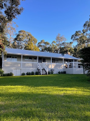 A two-story house with a front porch, a satellite dish, and a well-maintained lawn. - Close to Warburton walking and bike trail and wineries (Seville)