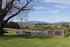 A terrace with outdoor seating and a view of rolling hills. - Close to Warburton walking and bike trail and wineries (Seville)