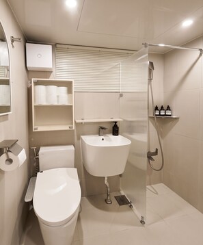 A modern bathroom with a toilet, sink, and shower. - Soyo Home Jongno : 1-bedroom house for 3 guests (Seoul)