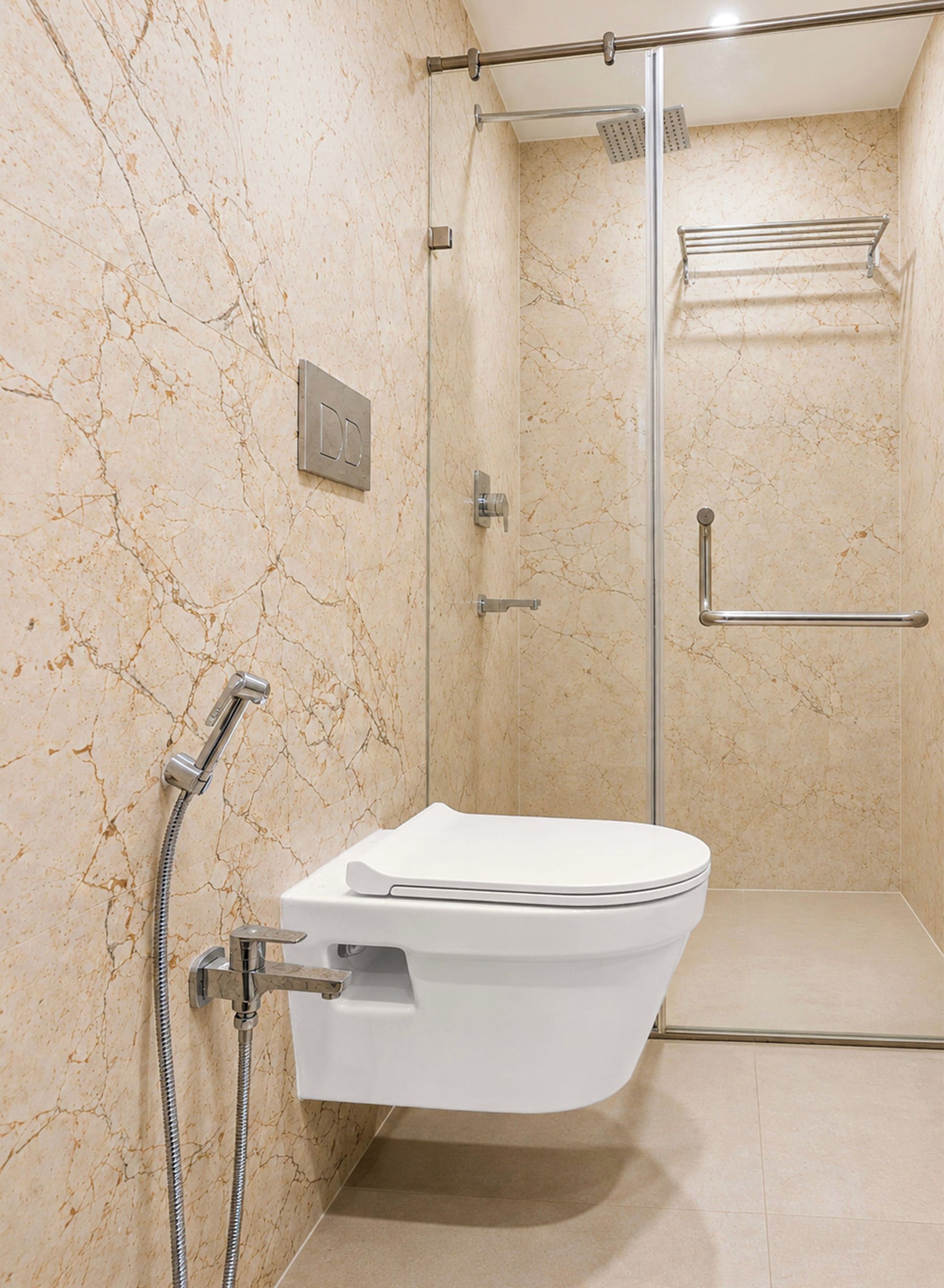 Een moderne badkamer met toilet, douche en douchecabinedeur.