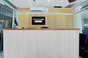 A reception desk with a sign indicating it is serviced by OYO. - Townhouse Oak Prayagraj Bus Terminal (Prayagraj)