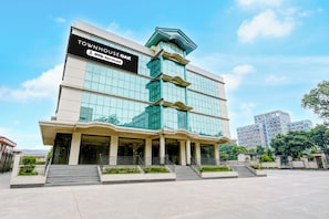 A multi-story building with a prominent sign reading 'TOWNHOUSE OAK Service'. - Townhouse Oak Prayagraj Bus Terminal (Prayagraj)