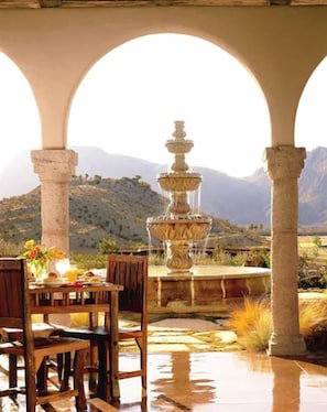 Outdoor dining - Lajitas Golf Resort (Terlingua)