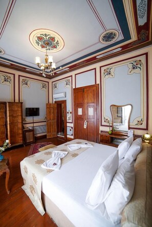 Unclassified image, 3 of 112, button - Sarnic Suits & Kitchen (Istanbul)