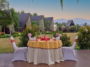 Outdoor dining - Vindhyachal Resort (Garudeshwar)