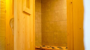 Un interior de madera con un banco y paredes de azulejos.