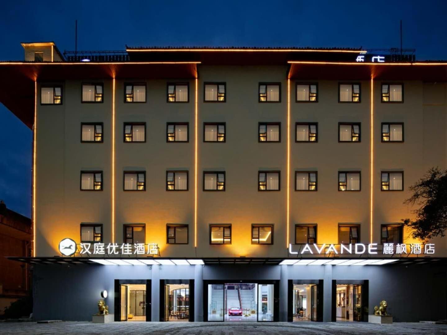 Eine Hotelansicht mit zahlreichen Fenstern und einem Schild, das es als LAVANDE Hotel kennzeichnet.