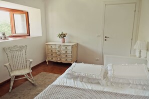 A bedroom with a bed, a dresser, a chair, and a window. - The Pearl in the Forest (Vara Superiore)