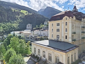 Ein Gebäude mit einer flachen Dachfläche und einer Treppe zum Eingang.