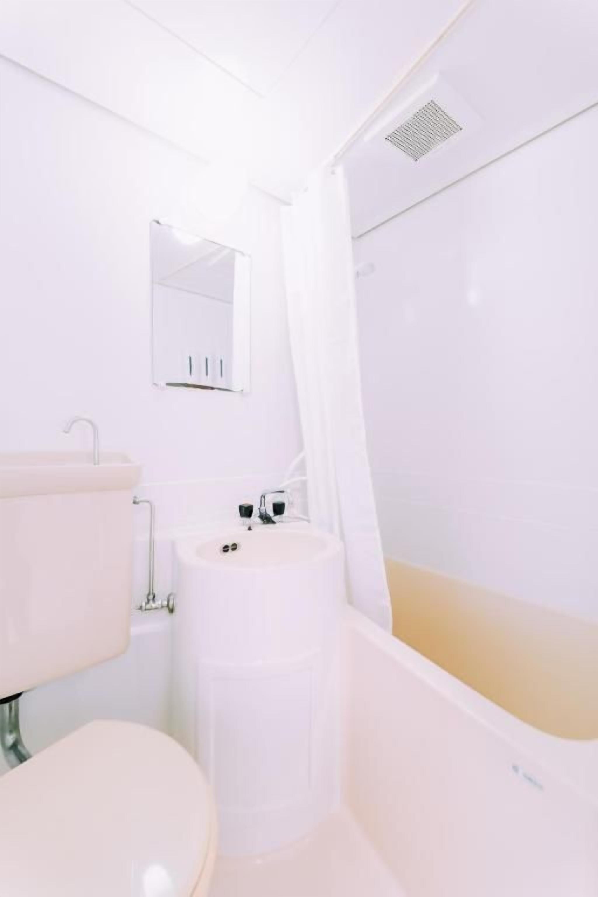 A bathroom with a toilet, sink, and bathtub.