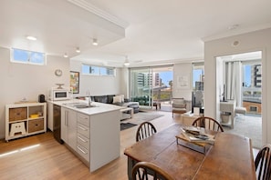Un apartamento moderno con cocina, comedor y sala de estar.