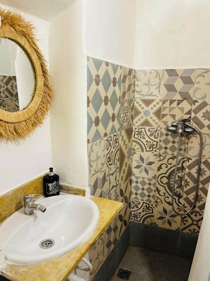 A bathroom with a sink, mirror, and shower. - hannah house marrakech (Marrakech)