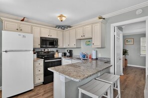 Private kitchen - The Gypsea Jewel - Tradewinds Cottage #22 | Beach Access & Bayfront Pool (Bradenton Beach)