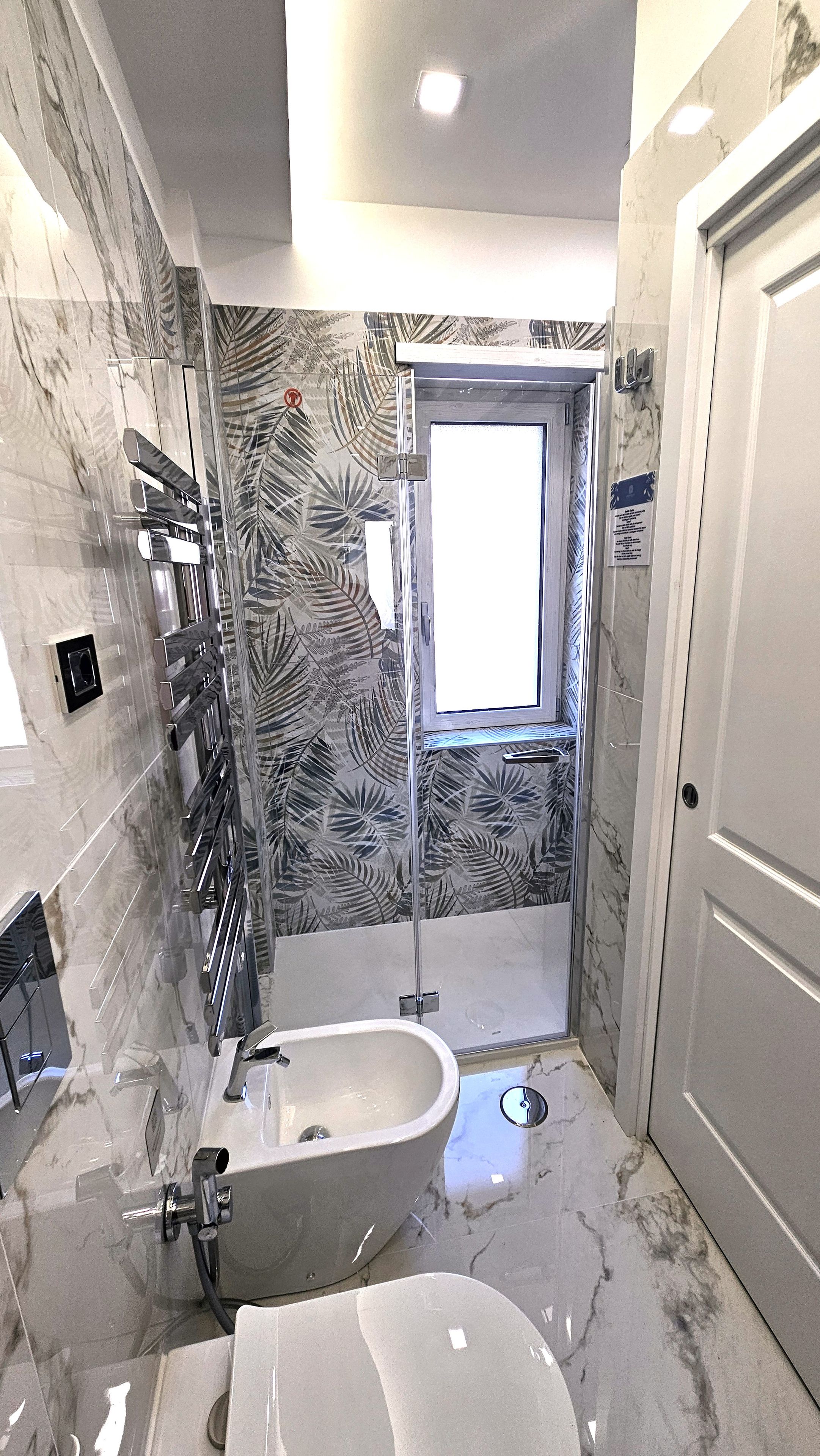 Ein Badezimmer mit Badewanne, Dusche und Toilette.