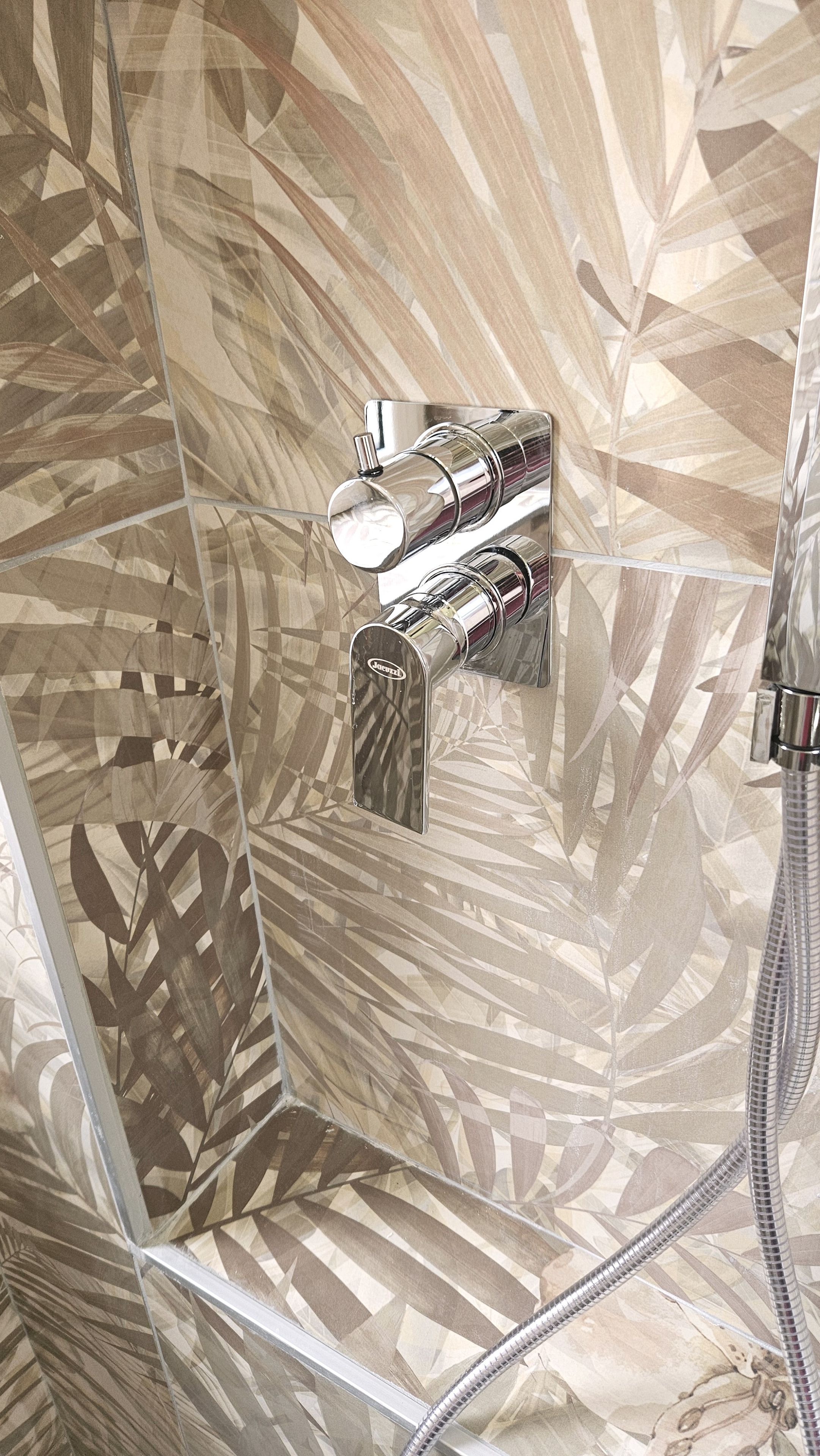 Un baño con cabina de ducha moderna, grifo cromado y puerta de ducha de vidrio.