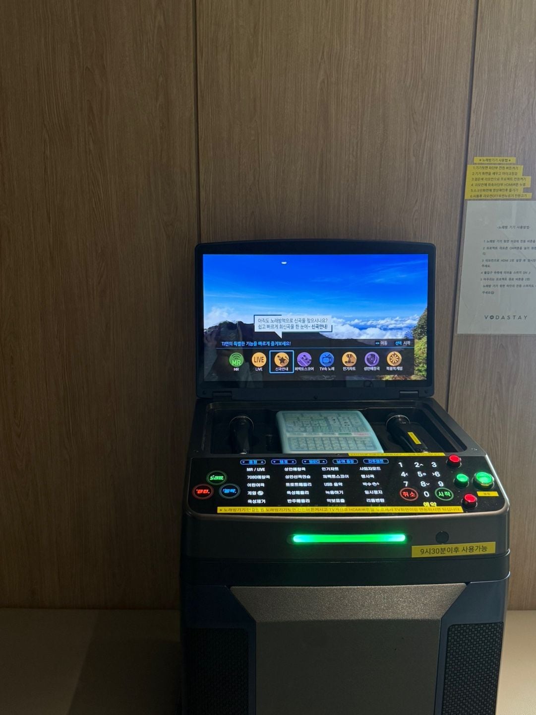 Un panel de control con una pantalla que muestra una vista panorámica, un teclado y varios botones e indicadores.