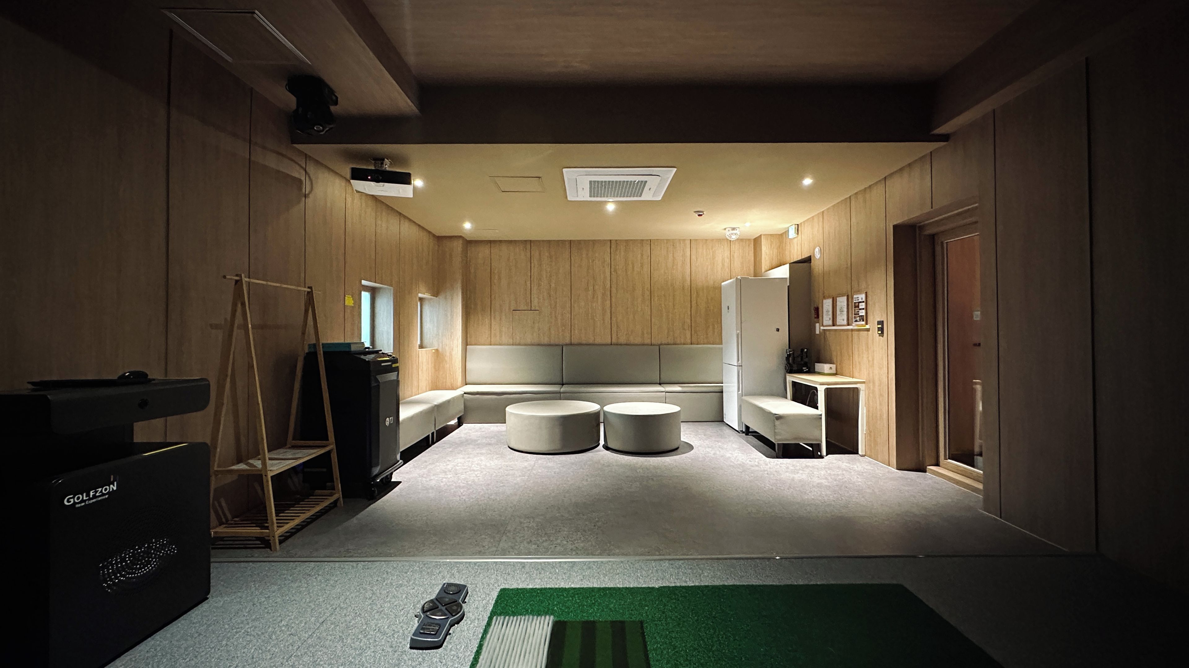 Une salle de bain moderne avec un décor de panneaux en bois, un lavabo intégré et des toilettes.