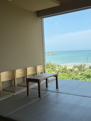A room with a bench and a view of the sea. - VODASTAY Songjeong (Busan)