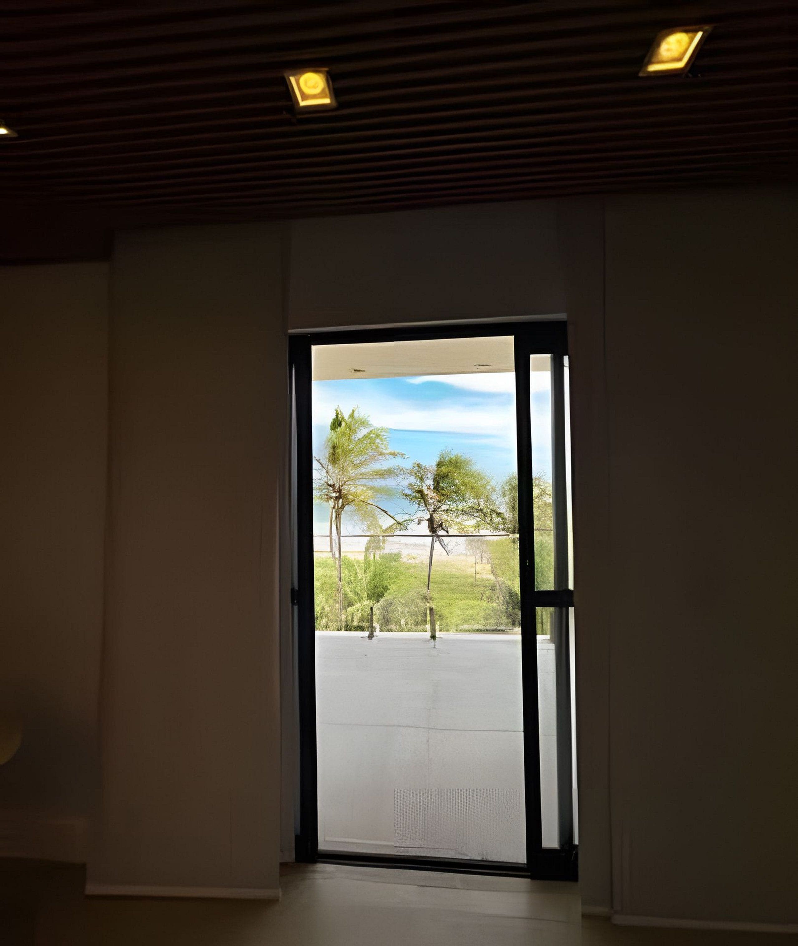 Un espacio interior con una puerta que da a un área exterior.