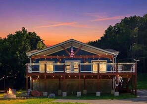 Een gebouw met twee verdiepingen, een balkon, een vuurplaats en een Amerikaanse vlag.