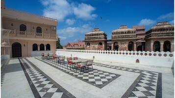 Tempat makan luar